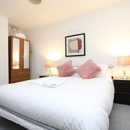 Spacious 1- Bedroom Apartment In E16 Londra Esterno foto