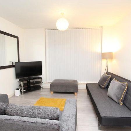 Spacious 1- Bedroom Apartment In E16 Londra Esterno foto