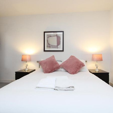Spacious 1- Bedroom Apartment In E16 Londra Esterno foto