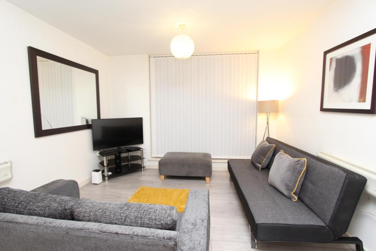 Spacious 1- Bedroom Apartment In E16 Londra Esterno foto