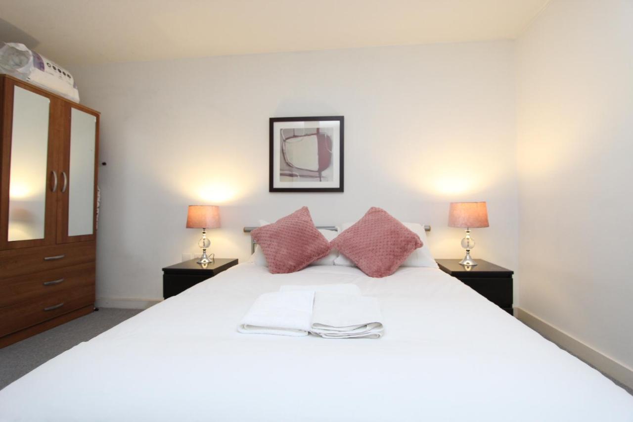 Spacious 1- Bedroom Apartment In E16 Londra Esterno foto