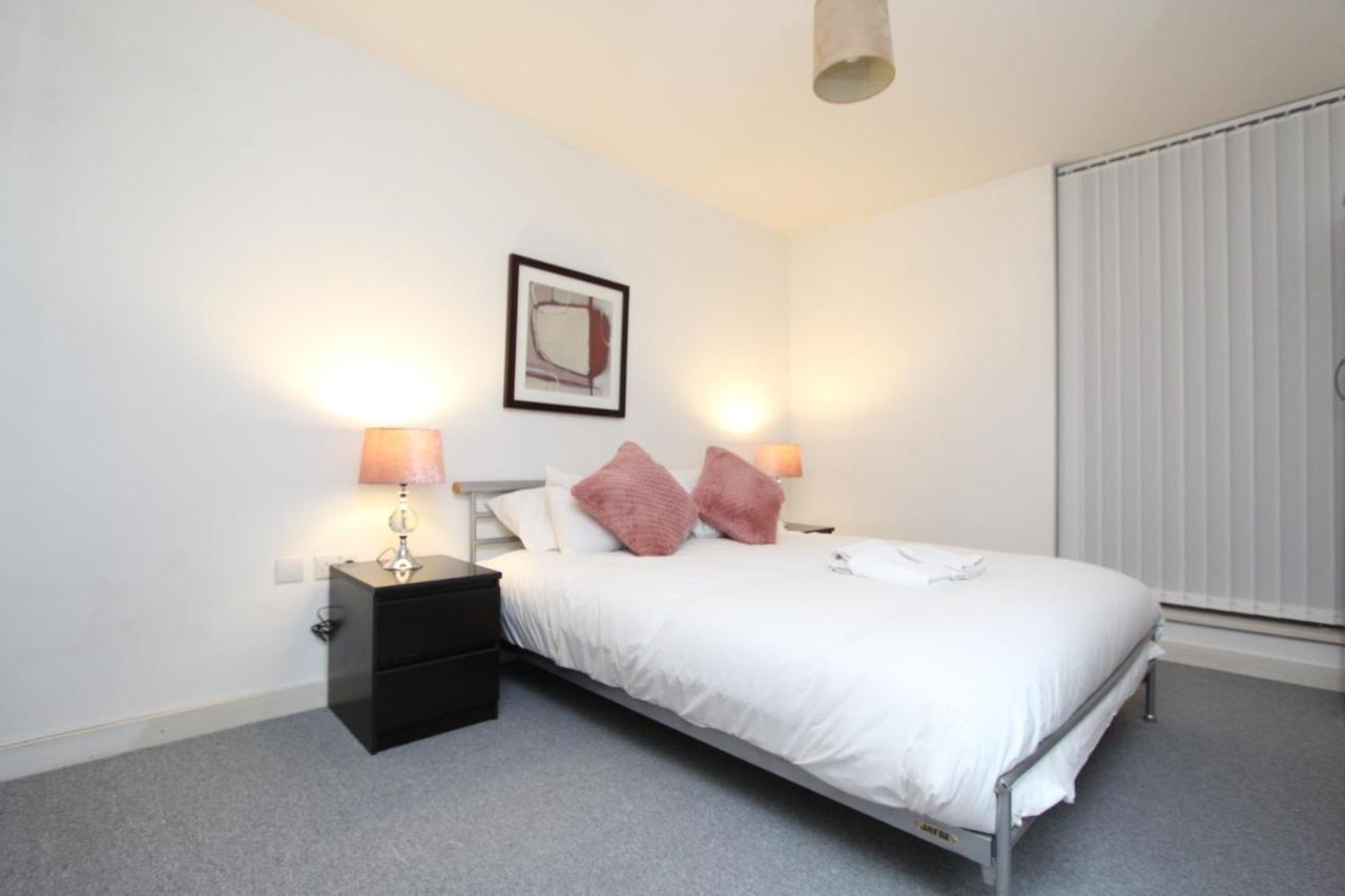 Spacious 1- Bedroom Apartment In E16 Londra Esterno foto