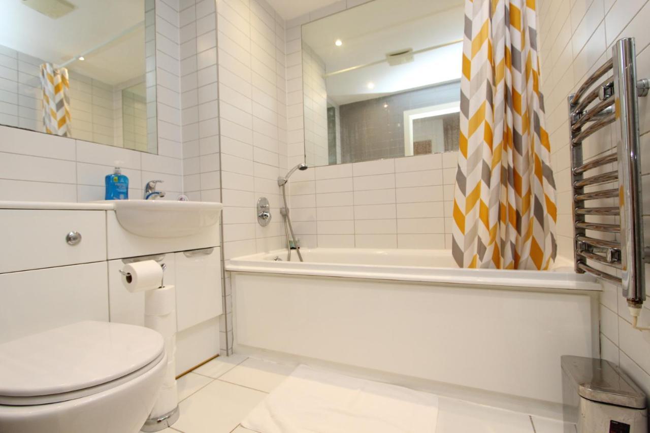 Spacious 1- Bedroom Apartment In E16 Londra Esterno foto