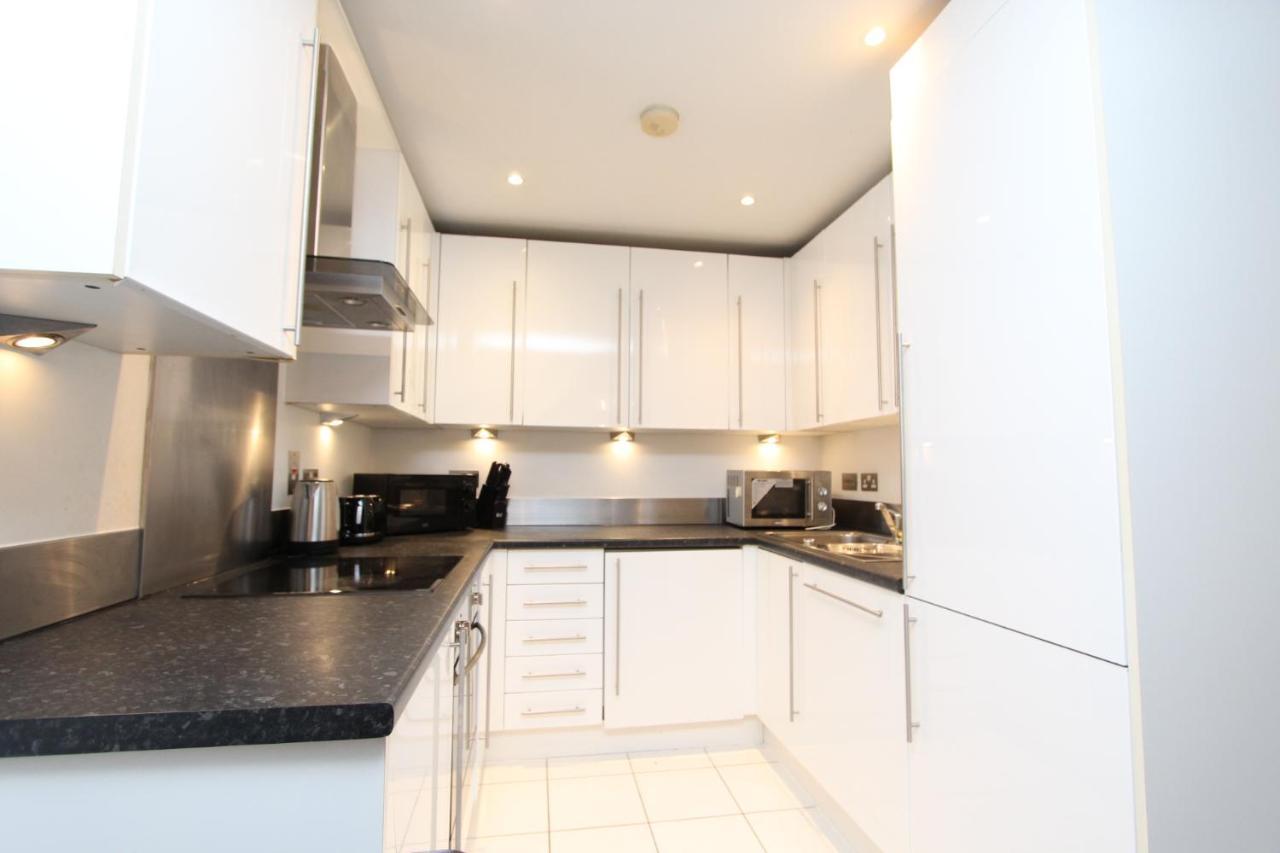 Spacious 1- Bedroom Apartment In E16 Londra Esterno foto